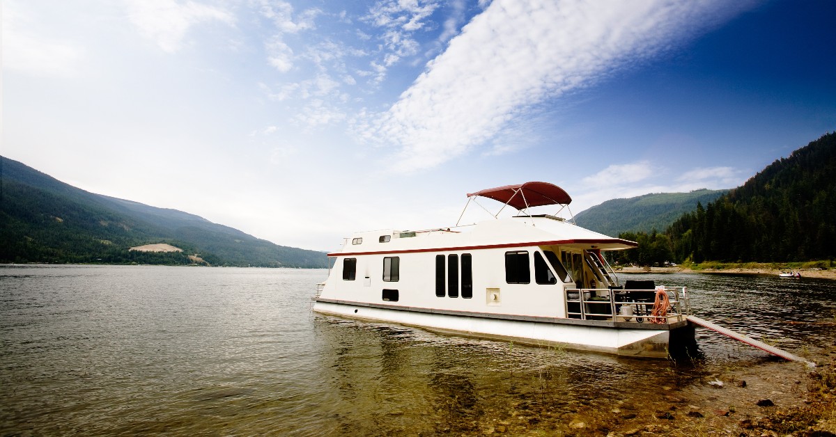 Can You Install Solar Panels on Boats and Houseboats_