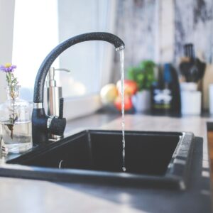 Kitchen faucet with running water